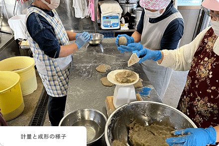 重さを計りながら、手作業で成形